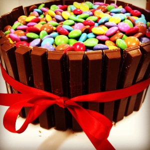 Super-Schokoladen-Kuchen im Kit-Kat-Mantel